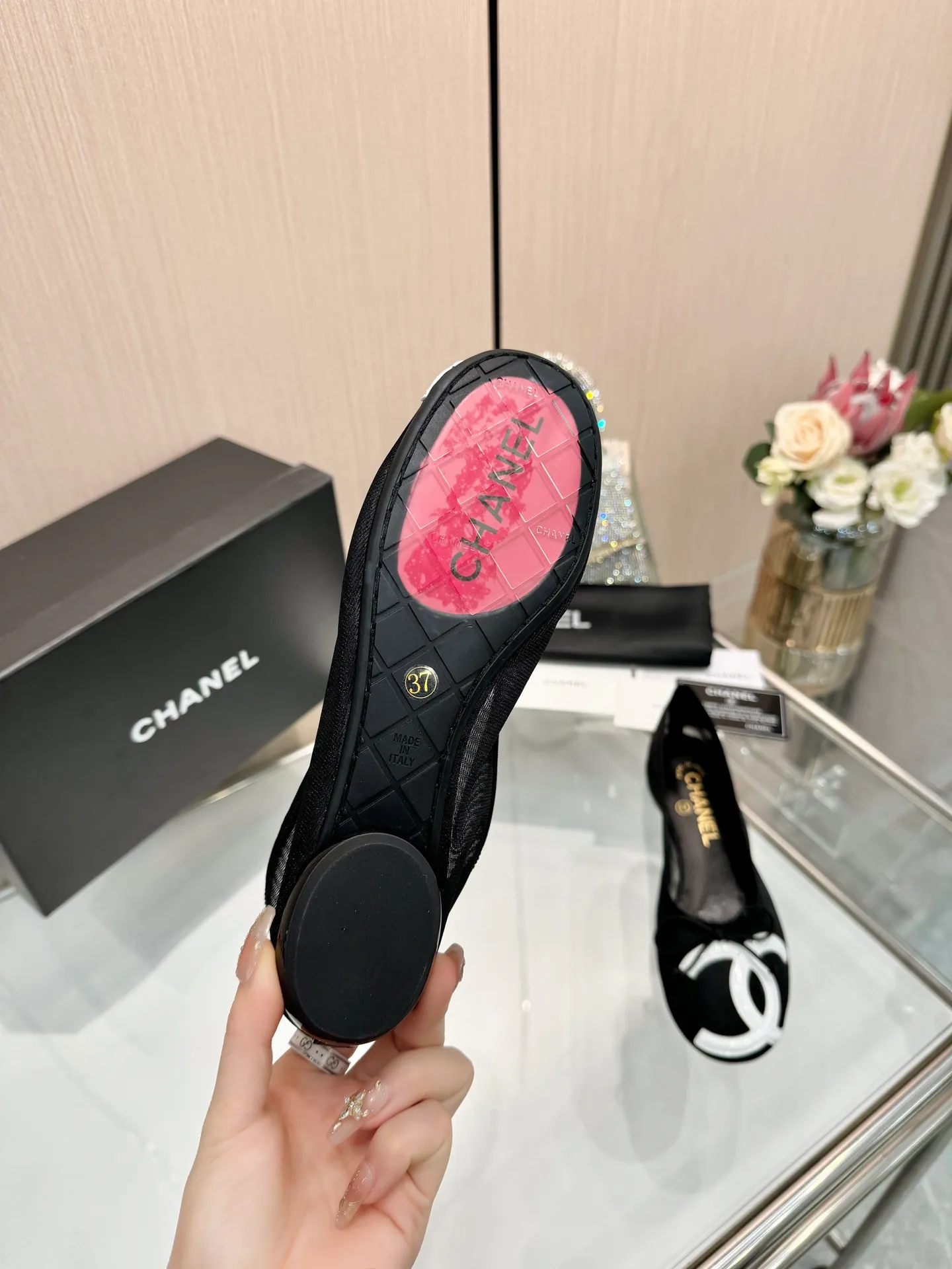 👟👟Ex-factory price 480👟👟 | ²⁰²5 𝐬𝐬 🤍🤎𝐂𝐇𝐀𝐍𝐄𝐋 Chanel 26A catwalk style handmade Mary Jane women's shoes. Ballet shoes are so amazing, the bow pattern is so cute! Even if I don’t wear flat shoes, I can’t resist the temptation! The second recommended pair of Chanel logo women's shoes has great texture and is versatile. It is made of lambskin and has an original two-color outsole. Size: 35-40 (41 can be customized and cannot be returned or exchanged)